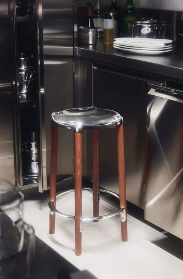 Vitra Sitzgelegenheiten-Alessi Poêle Barhocker, braune Buche - hochglanzpolierter Stahl