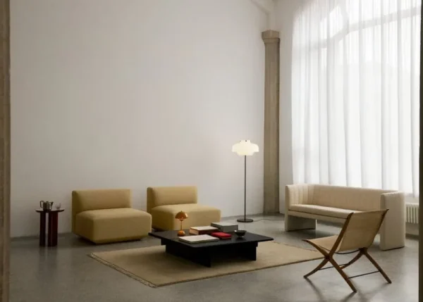 GUBI Tische-&Tradition Ita OS4 Couchtisch, 110 x 110 cm, dunkel gebeizte Eiche