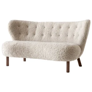 &Tradition Sofas Und Liegen-&Tradition Little Petra VB2 Sofa, Moonlight Schaffell – Nussbaum geölt