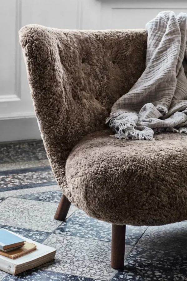 &Tradition Sofas Und Liegen-&Tradition Little Petra VB2 Sofa, Sahara gelocktes Schafsfell – Nussbaum ge