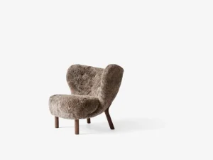 Fogia Sitzgelegenheiten-&Tradition Little Petra Loungesessel und Pouf, Sahara, Schafsfell – Nussbaum