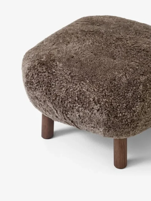 Fogia Sitzgelegenheiten-&Tradition Little Petra Loungesessel und Pouf, Sahara, Schafsfell – Nussbaum