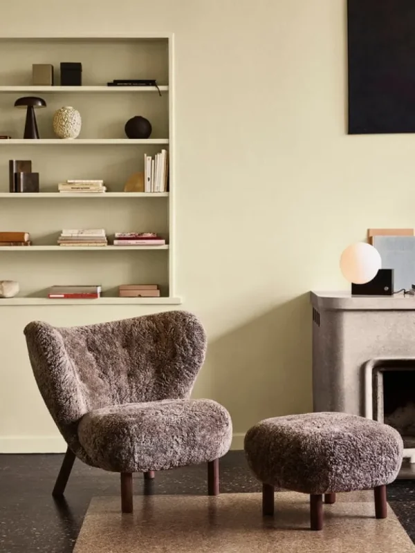 Fogia Sitzgelegenheiten-&Tradition Little Petra Loungesessel und Pouf, Sahara, Schafsfell – Nussbaum