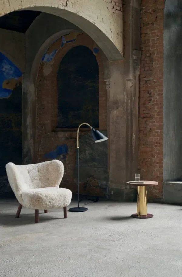 Fredericia Sitzgelegenheiten-&Tradition Loungesessel Little Petra, Schaffell Moonlight – Walnuss
