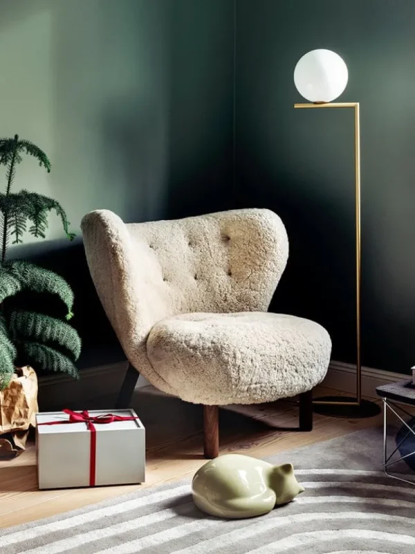 Fredericia Sitzgelegenheiten-&Tradition Loungesessel Little Petra, Schaffell Moonlight – Walnuss