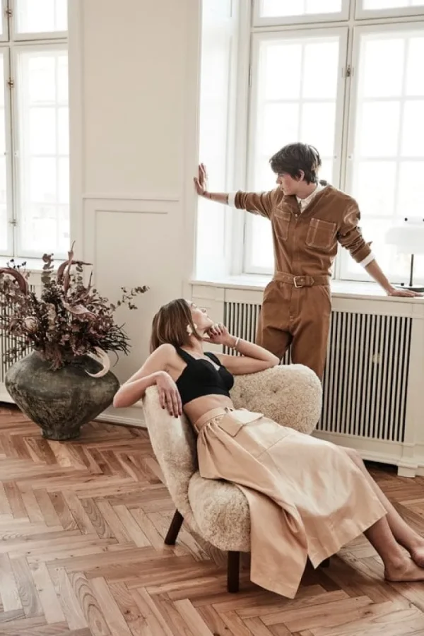 Fredericia Sitzgelegenheiten-&Tradition Loungesessel Little Petra, Schaffell Moonlight – Walnuss