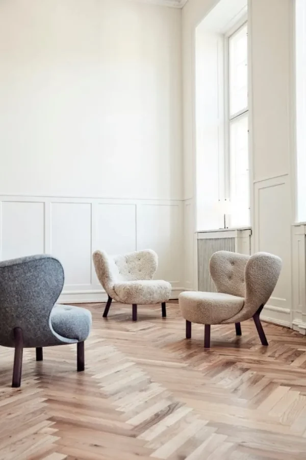 Fredericia Sitzgelegenheiten-&Tradition Loungesessel Little Petra, Schaffell Moonlight – Walnuss