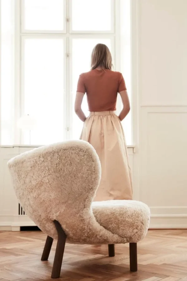 Fredericia Sitzgelegenheiten-&Tradition Loungesessel Little Petra, Schaffell Moonlight – Walnuss