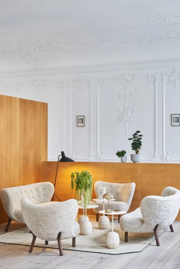 Fredericia Sitzgelegenheiten-&Tradition Loungesessel Little Petra, Schaffell Moonlight – Walnuss