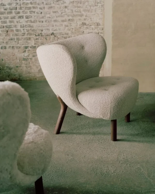 Fredericia Sitzgelegenheiten-&Tradition Loungesessel Little Petra, Schaffell Moonlight – Walnuss