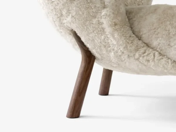 Fredericia Sitzgelegenheiten-&Tradition Loungesessel Little Petra, Schaffell Moonlight – Walnuss