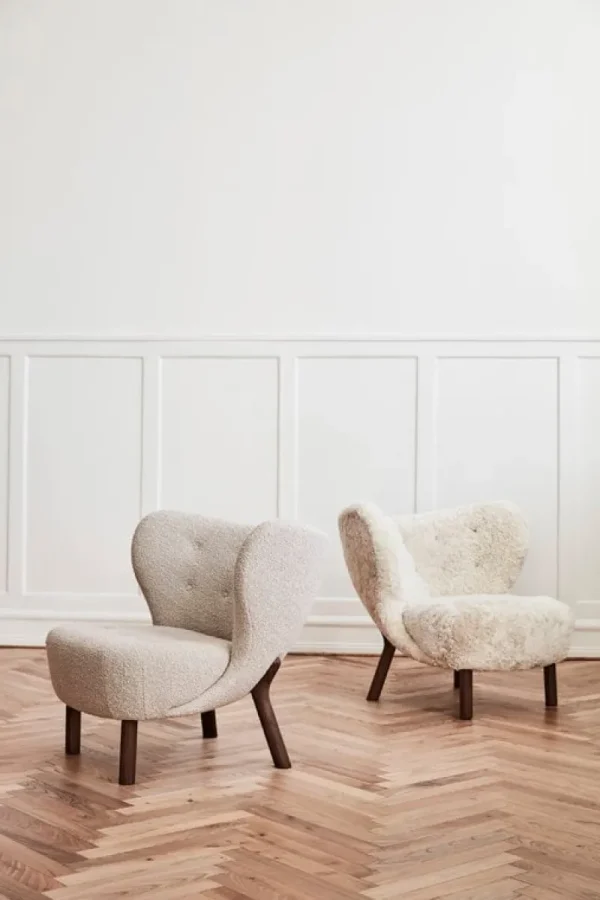 Fredericia Sitzgelegenheiten-&Tradition Loungesessel Little Petra, Schaffell Moonlight – Walnuss