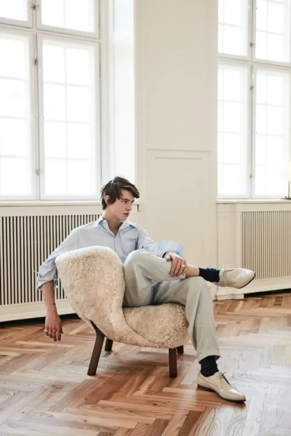 Fredericia Sitzgelegenheiten-&Tradition Loungesessel Little Petra, Schaffell Moonlight – Walnuss