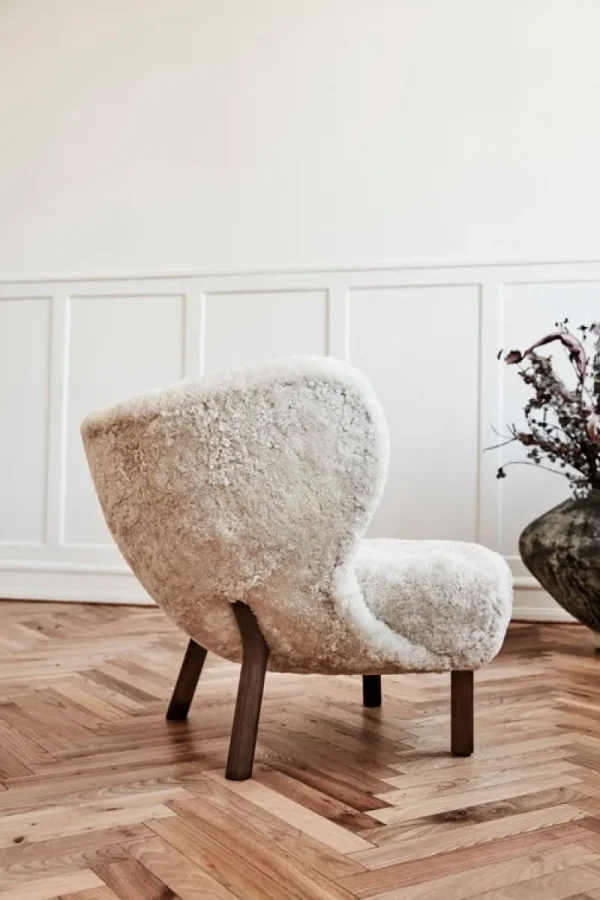 Fredericia Sitzgelegenheiten-&Tradition Loungesessel Little Petra, Schaffell Moonlight – Walnuss