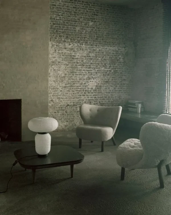 Fredericia Sitzgelegenheiten-&Tradition Loungesessel Little Petra, Schaffell Moonlight – Walnuss