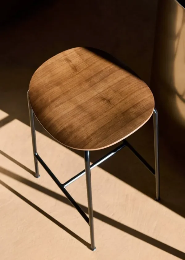 Hem Sitzgelegenheiten-&Tradition Pavilion AV38 Barhocker, 79 cm, lackierte Walnuss