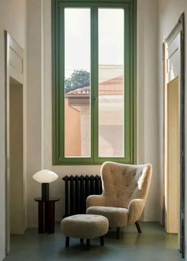Fritz Hansen Sitzgelegenheiten-&Tradition Petra VB3 Loungesessel, Moonlight Schaffell - Eiche geölt