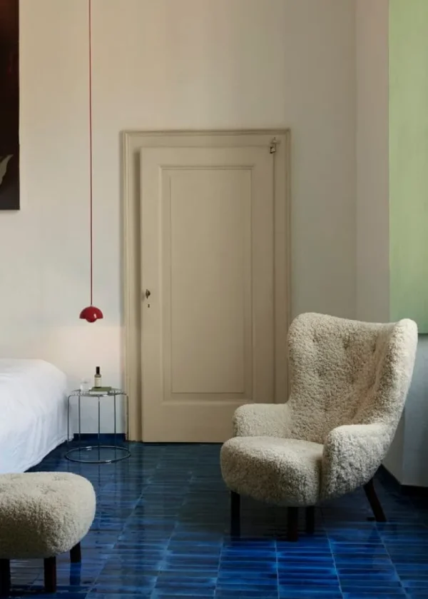Hem Sitzgelegenheiten-&Tradition Petra VB3 Loungesessel, Moonlight Schaffell - Walnuss geölt