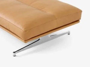&Tradition Sitzgelegenheiten-&Tradition Pouf Inland AV32, Aluminium poliert – cognacfarbenes edles Leder