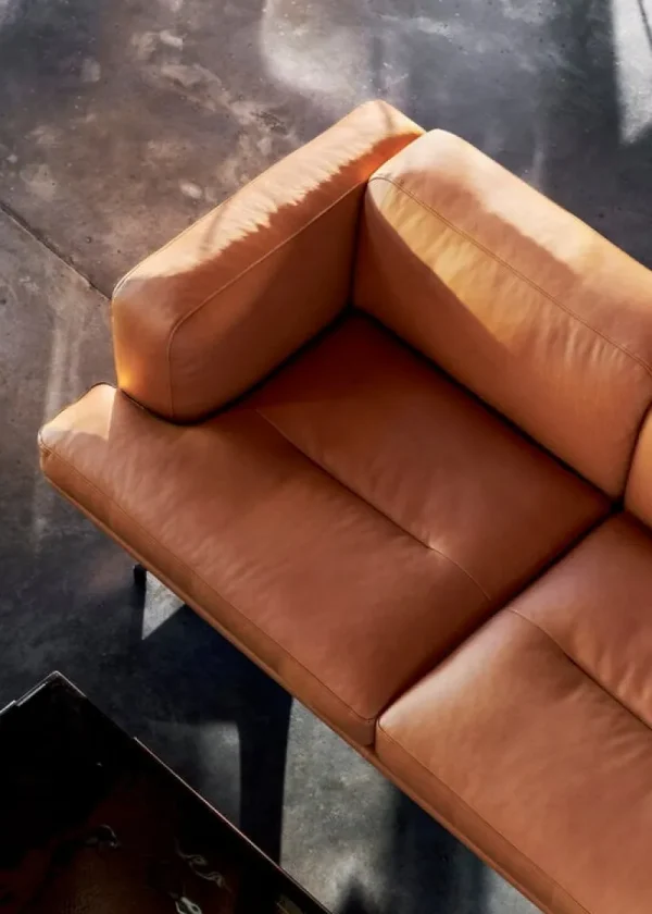 Audo Copenhagen Sofas Und Liegen-&Tradition 2-Sitzer Sofa Inland AV22, pol. Aluminium - edles Leder cognac