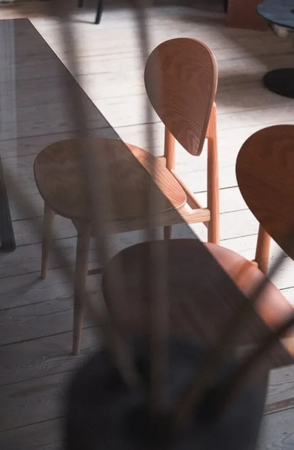 Vitra Sitzgelegenheiten-Ariake Outline Stuhl, Eiche