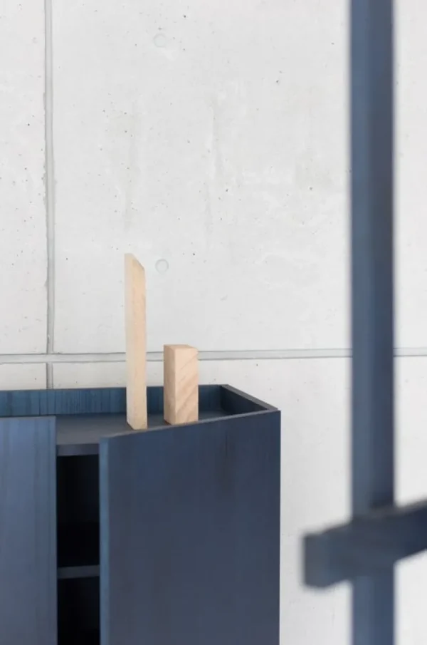 Montana Furniture Aufbewahrungsmöbel-Ariake Schrank Aizome, indigoblau - schwarz - rot