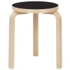 Muuto Sitzgelegenheiten-Artek Aalto Hocker 60, schwarzes Linoleum - Birke