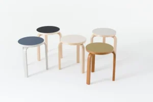 Muuto Sitzgelegenheiten-Artek Aalto Hocker 60, schwarzes Linoleum - Birke