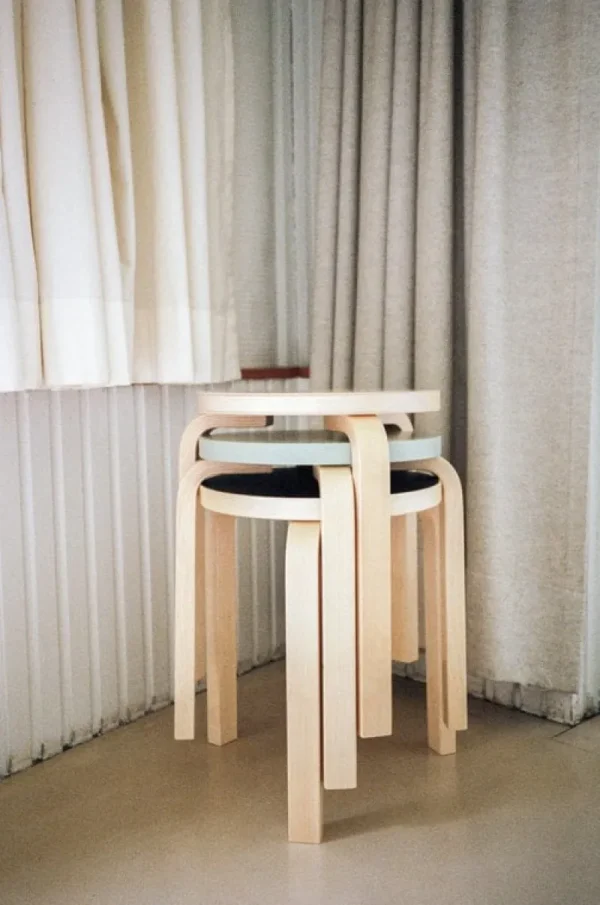 Muuto Sitzgelegenheiten-Artek Aalto Hocker 60, schwarzes Linoleum - Birke