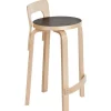 Artek Sitzgelegenheiten-Aalto K65 Hochstuhl, schwarzes Linoleum