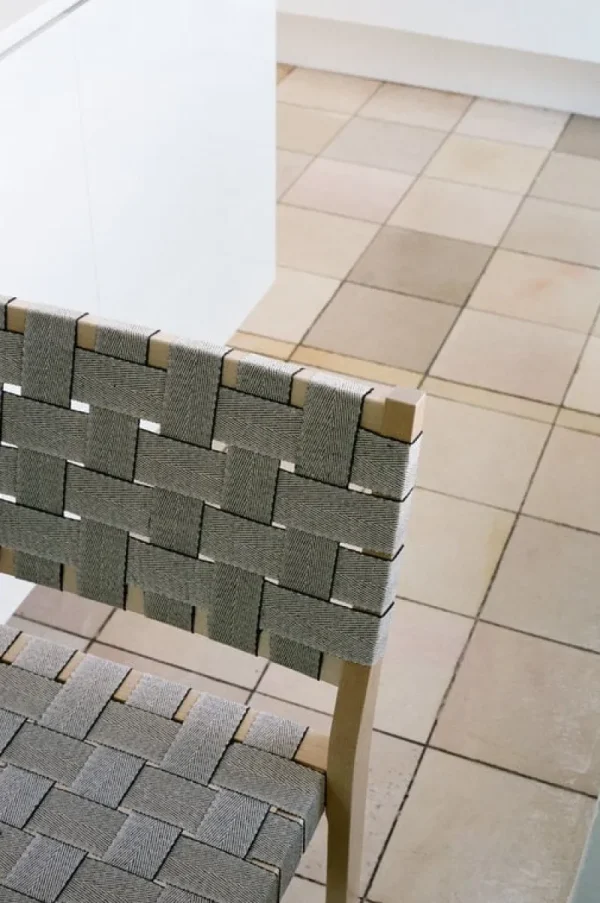 Vitra Sitzgelegenheiten-Artek Aalto Stuhl 611, Birke/naturfarben-schwarzes Gurtband