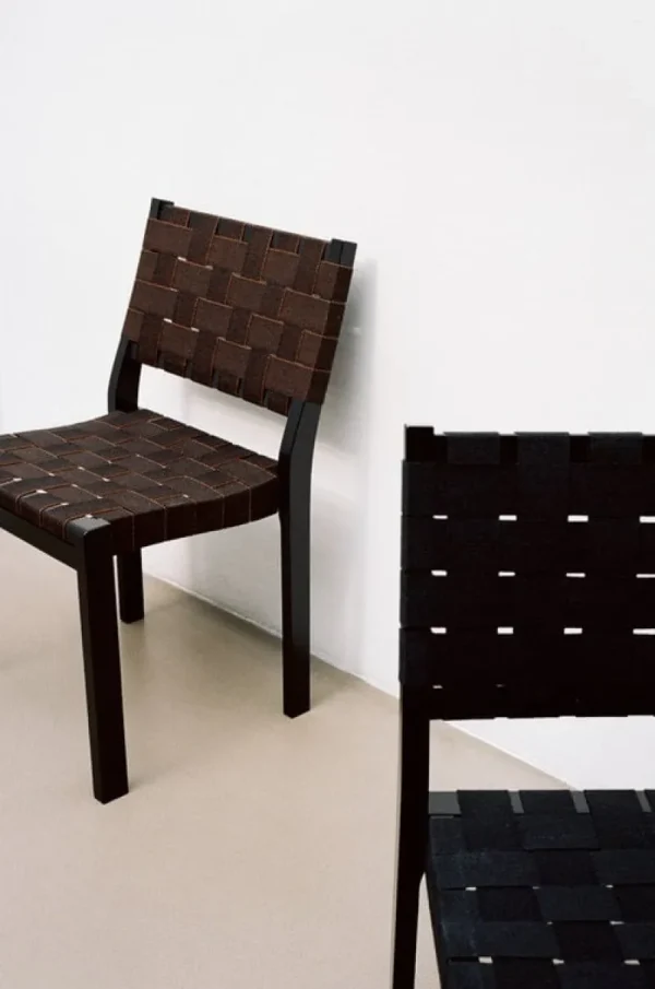 &Tradition Sitzgelegenheiten-Artek Aalto Stuhl 611, schwarz/schwarz-braunes Gurtband