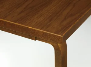 Muuto Tische-Artek Aalto Tisch 83, Nussbaum gebeizt