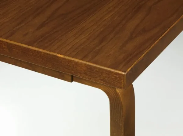 Muuto Tische-Artek Aalto Tisch 83, Nussbaum gebeizt