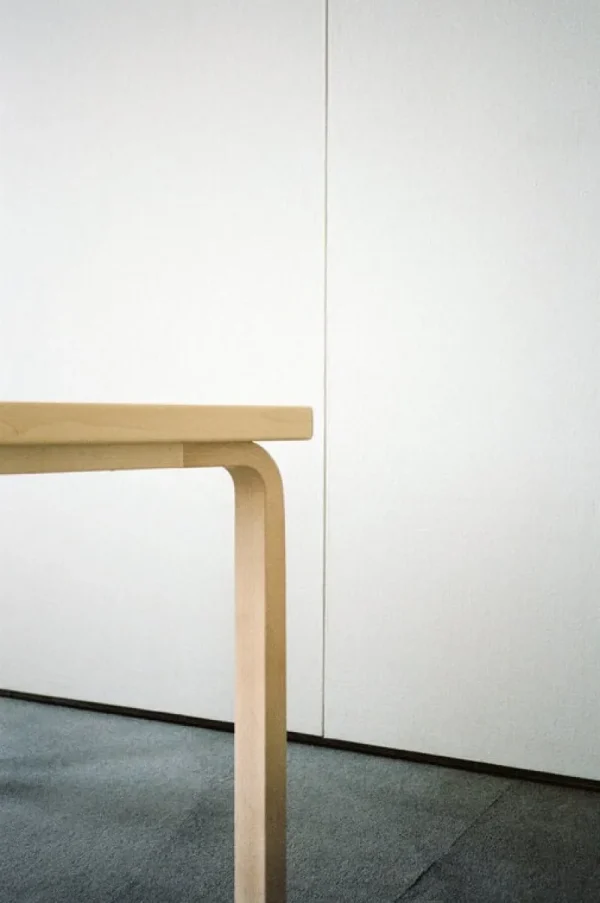 Montana Furniture Tische-Artek Aalto Tisch 82A, Birke - Linoleum schwarz