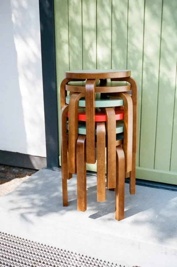 Normann Copenhagen Sitzgelegenheiten-Artek Hocker Aalto E60, Nussbaum