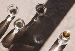 Audo Copenhagen Karaffen Und Krüge^Bottle Karaffe, 1 l, Klarglas - Messing