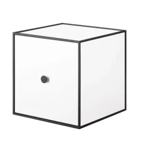 Audo Copenhagen Aufbewahrungsmöbel-Box Frame 28 mit Tür, weiß