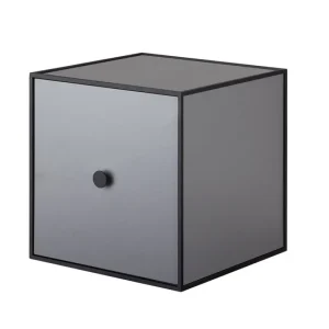 Audo Copenhagen Aufbewahrungsmöbel-Box Frame 28 mit Tür, dunkelgrau