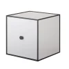 Audo Copenhagen Aufbewahrungsmöbel-Box Frame 28 mit Tür, hellgrau