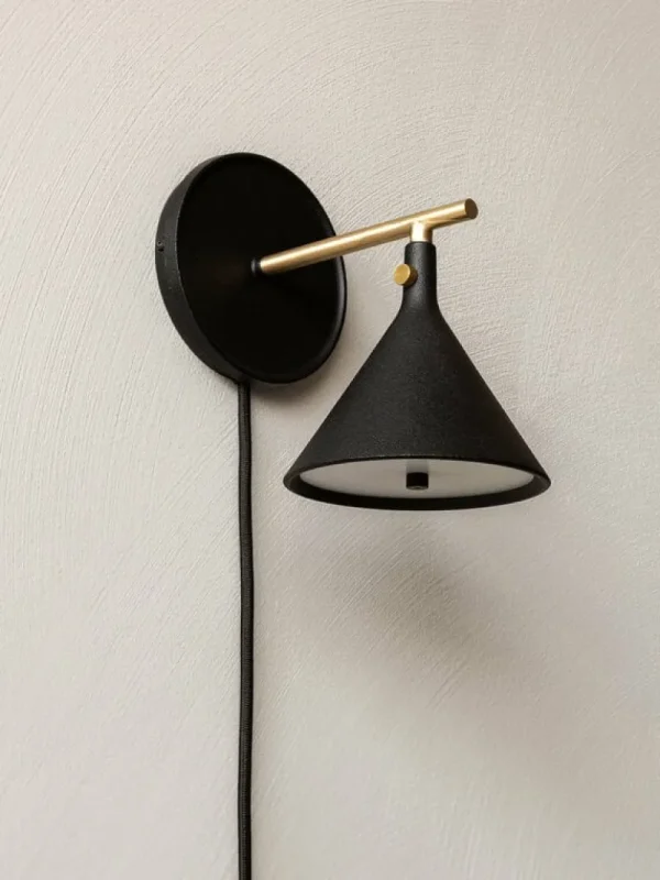 Anglepoise Wandleuchten-Audo Copenhagen Cast Sconce Wandleuchte, dimmbar, Schwarz - Messing