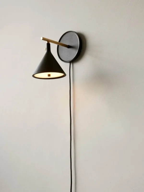 Anglepoise Wandleuchten-Audo Copenhagen Cast Sconce Wandleuchte, dimmbar, Schwarz - Messing