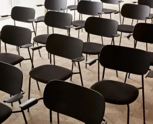 Audo Copenhagen Sitzgelegenheiten-Co Chair mit Armlehnen, schwarze Eiche/schwarzes Leder