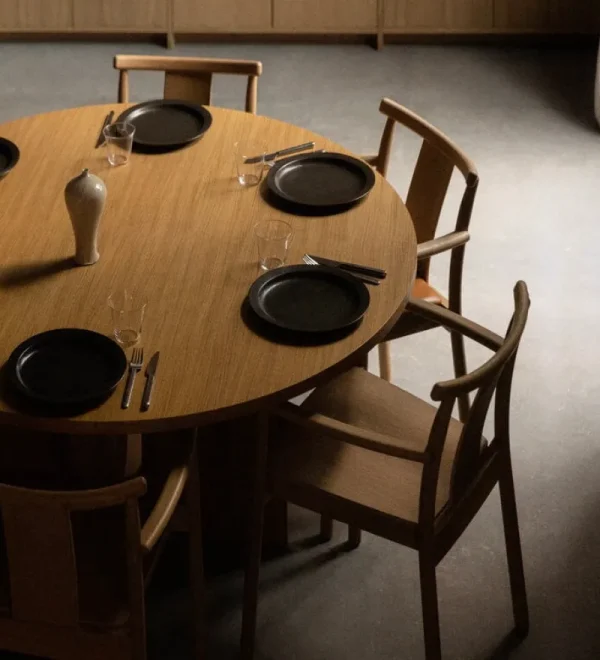 Vitra Sitzgelegenheiten-Audo Copenhagen Merkur Esszimmerstuhl mit Armlehne, Eiche