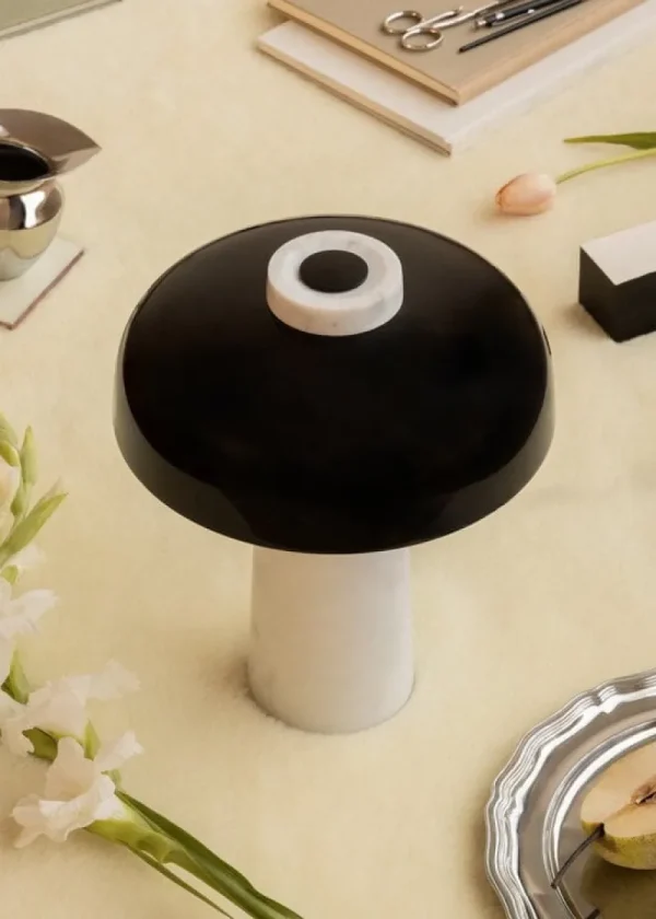 Nemo Lighting Tischlampen-Audo Copenhagen Reverse Tischlampe, Schwarz – Carrara-Marmor