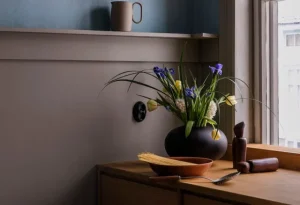 Audo Copenhagen Vasen-Surround Vase, braunes Holz