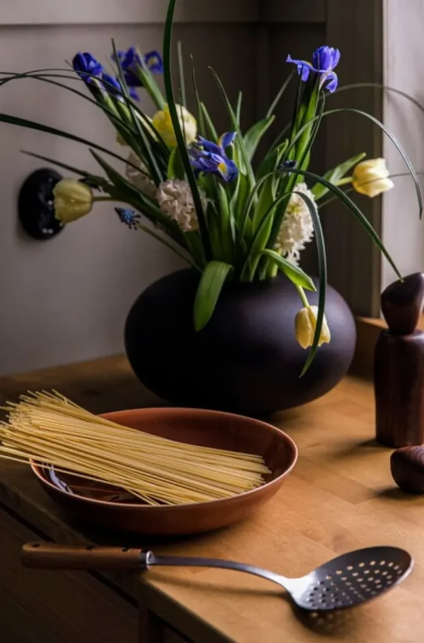 Audo Copenhagen Vasen-Surround Vase, braunes Holz