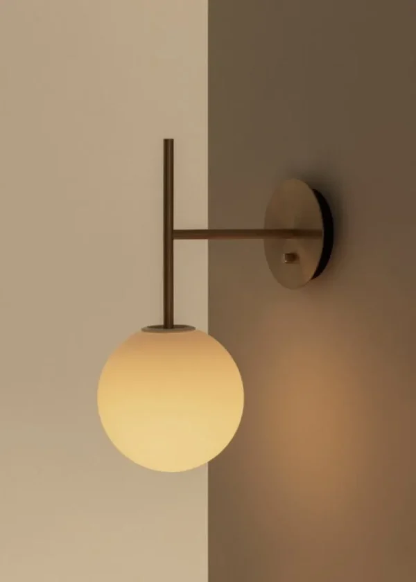 Nuura Wandleuchten-Audo Copenhagen TR Bulb Pendel-Wandleuchte, Messing gebürstet – Opal matt