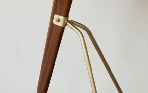 Audo Copenhagen Tische-Umanoff Beistelltisch, 60 cm, Walnuss – Messing gebürstet