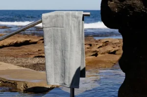 Baina Badezimmertextilien^Pooltuch Woodford, 90 x 170 cm, Zement, Limited Edition